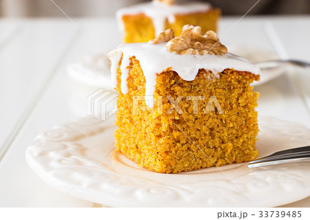 Pieces of walnut carrot cake with icing cream 33739485