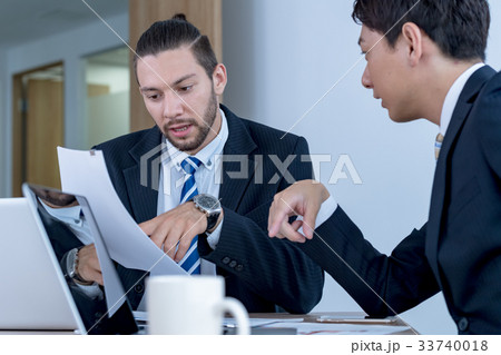 ビジネスマン、外国人、グローバル、打ち合わせ、ミーティング ビジネスマン、外国人、グローバル、打ち合わせ、ミーティング 33740018