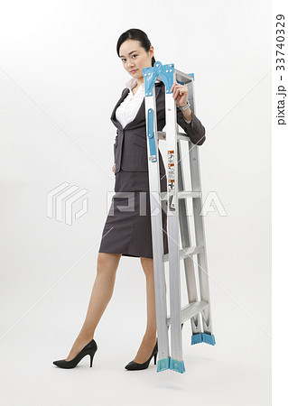 脚立持つビジネスウーマン　ビジネススーツ　女性　白バック　全身　 33740329
