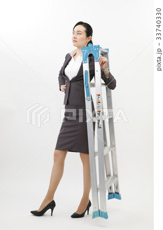 脚立持つビジネスウーマン ビジネススーツ 女性 白バック 全身 脚立持つビジネスウーマン ビジネススーツ 女性 白バック 全身 33740330