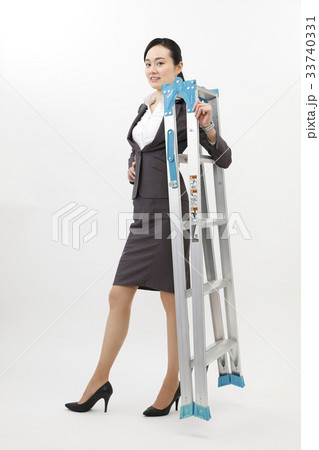 脚立持つビジネスウーマン ビジネススーツ 女性 白バック 全身 脚立持つビジネスウーマン ビジネススーツ 女性 白バック 全身 33740331