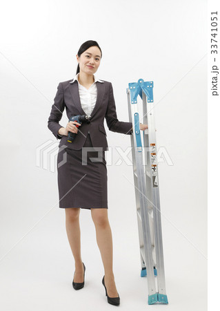 雑用をこなすビジネスウーマン ビジネススーツ 女性 白バック 全身 雑用をこなすビジネスウーマン ビジネススーツ 女性 白バック 全身 33741051