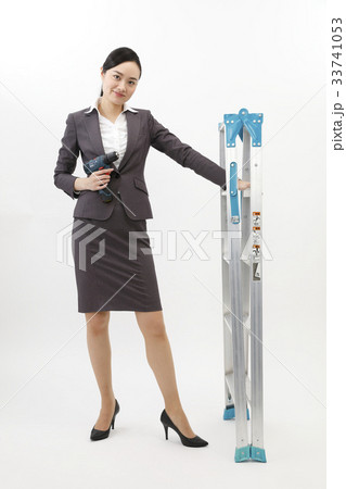 雑用をこなすビジネスウーマン ビジネススーツ 女性 白バック 全身 雑用をこなすビジネスウーマン ビジネススーツ 女性 白バック 全身 33741053