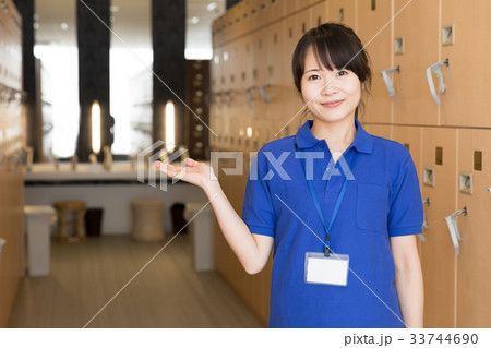 施設を案内する女性 33744690