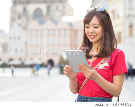 海外旅行をする女性 33744812