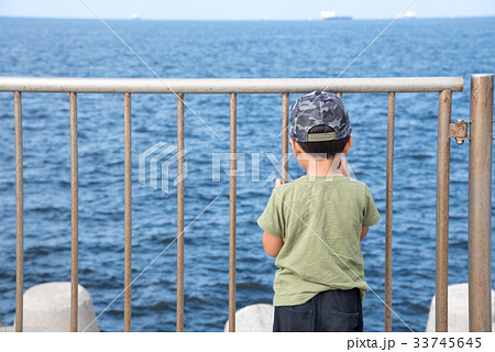 海を眺める子供 海を眺める子供 33745645