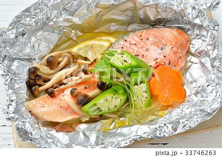 「鮭のホイル焼き」。※調理済、加熱済です。※もみじの葉っぱはイミテーション（造花）です。 33746263