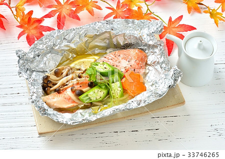 「鮭のホイル焼き」。※調理済、加熱済です。※もみじの葉っぱはイミテーション（造花）です。 33746265