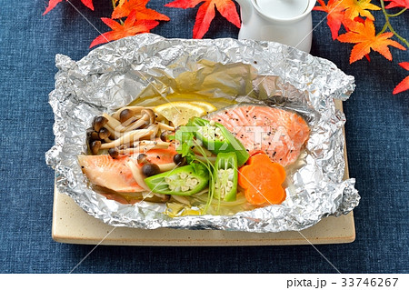 「鮭のホイル焼き」。※調理済、加熱済です。※もみじの葉っぱはイミテーション(造花)です。 「鮭のホイル焼き」。※調理済、加熱済です。※もみじの葉っぱはイミテーション(造花)です。 33746267