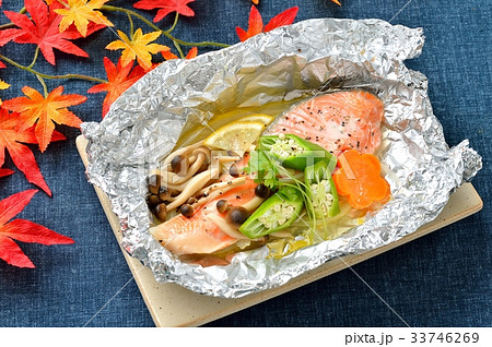 「鮭のホイル焼き」。※調理済、加熱済です。※もみじの葉っぱはイミテーション（造花）です。 33746269