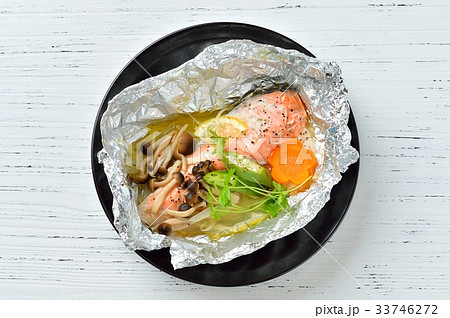 「鮭のホイル焼き」。※調理済、加熱済です。※もみじの葉っぱはイミテーション（造花）です。 33746272