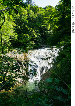 北海道恵庭市・恵庭渓谷の白扇の滝と夏の緑豊かな清流の絶景 33747043