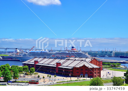 横浜港大桟橋に停泊する豪華客船 33747459