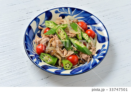 オクラ ミニトマト 豚肉 玉ねぎ しめじの夏スタミナ料理 野菜炒め 豚肉野菜炒め 豆板醤炒め の写真素材