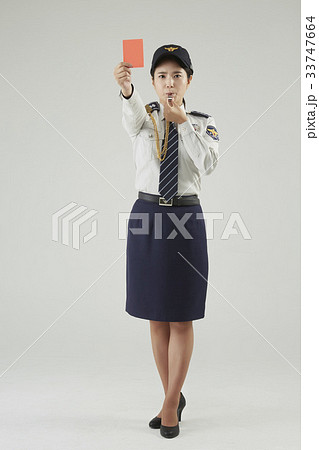 警察 レッドカード 女性 33747664
