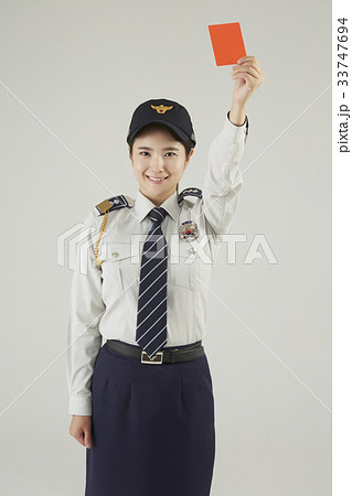 警察 レッドカード 女性 33747694