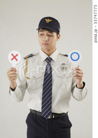 心配 警察 男 33747775