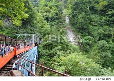 後曳橋を渡る黒部峡谷鉄道のトロッコ電車 33748369