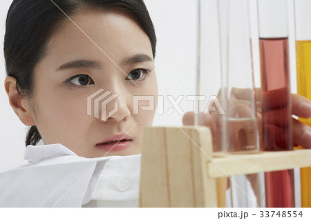 科学者 試験管 実験器具 33748554
