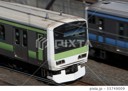 並走する山手線E231系電車・京浜東北線E233系電車(流し撮り) 並走する山手線E231系電車・京浜東北線E233系電車(流し撮り) 33749009