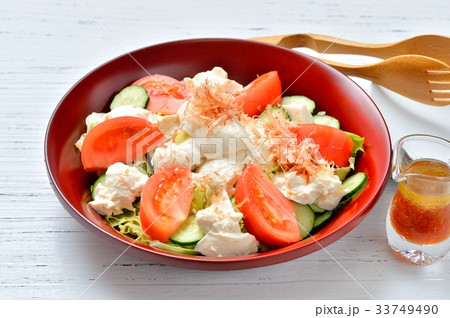豆腐サラダ、とうふサラダ、和風サラダ、（絹ごしお豆腐、レタス、キュウリ、トマト）醤油ドレッシング。 33749490