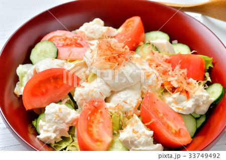 豆腐サラダ、とうふサラダ、和風サラダ、(絹ごしお豆腐、レタス、キュウリ、トマト)醤油ドレッシング。 豆腐サラダ、とうふサラダ、和風サラダ、(絹ごしお豆腐、レタス、キュウリ、トマト)醤油ドレッシング。 33749492