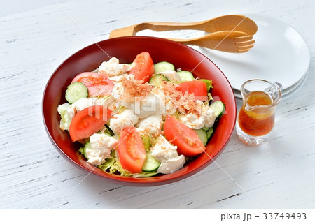 豆腐サラダ、とうふサラダ、和風サラダ、（絹ごしお豆腐、レタス、キュウリ、トマト）醤油ドレッシング。 33749493