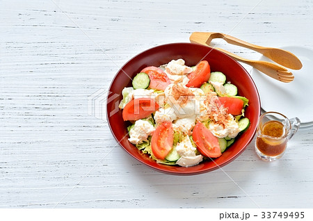 豆腐サラダ、とうふサラダ、和風サラダ、(絹ごしお豆腐、レタス、キュウリ、トマト)醤油ドレッシング。 豆腐サラダ、とうふサラダ、和風サラダ、(絹ごしお豆腐、レタス、キュウリ、トマト)醤油ドレッシング。 33749495