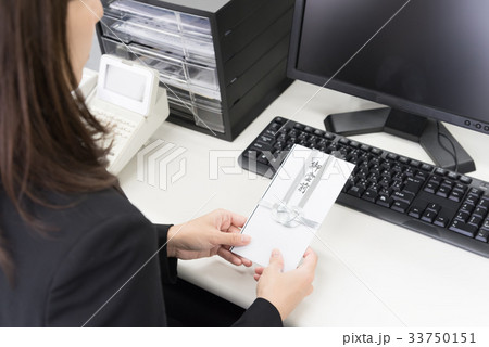 御霊前を用意する事務員 33750151