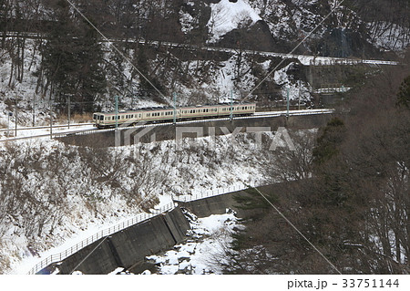 諏訪峡を行く上越線107系電車 諏訪峡を行く上越線107系電車 33751144