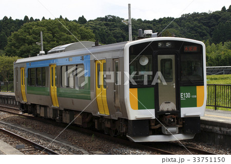 久留里駅に停車中の久留里線キハE130系（木更津⇔久留里） 33751150