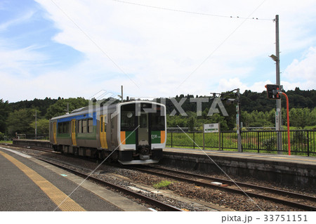 久留里駅に停車中の久留里線キハE130系（木更津⇔久留里） 33751151