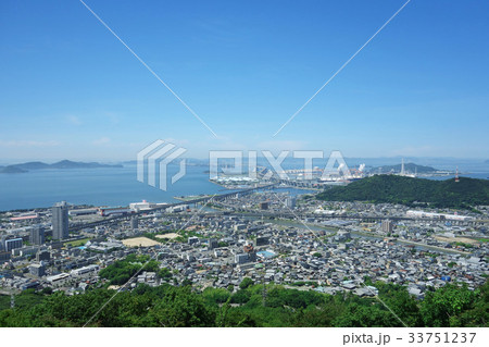 宇多津町の街並みと瀬戸大橋 33751237