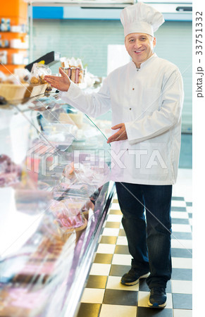 Salesman offering different sausages 33751332