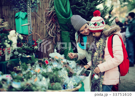Adult mom and girl buying flowers decoration Adult mom and girl buying flowers decoration 33751610