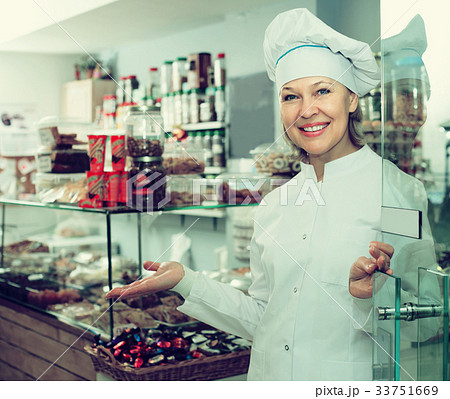 Chef meeting customers at door 33751669