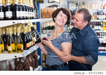 Portrait of an elderly couple buying a wine 33751992