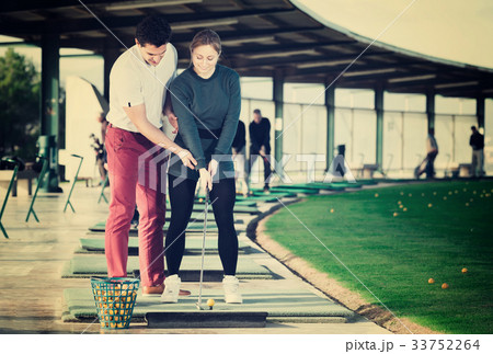 Player golf helps girl to master the skills 33752264