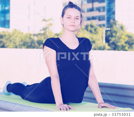 Girl doing workout outdoors Girl doing workout outdoors 33753031