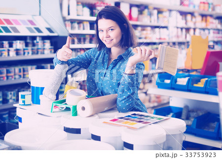 Girl 18-25 years old is purchasing tools for house improvements 33753923