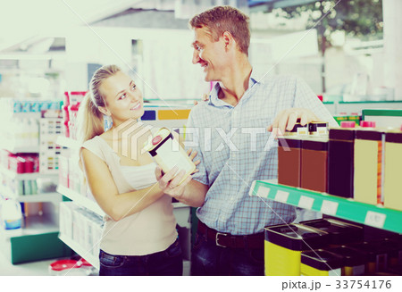 couple in housewares hypermarket. couple in housewares hypermarket. 33754176