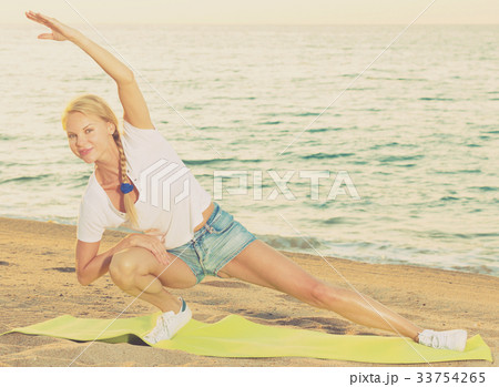 woman practicing stretching 33754265