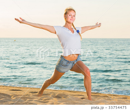 Portrait of sportswoman which is doing excercises on endurance 33754475