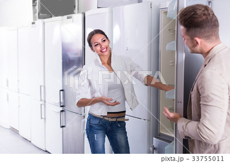 couple selecting refrigerator 33755011