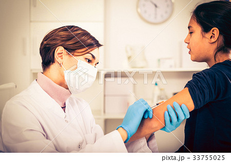 Nurse in mask making injection Nurse in mask making injection 33755025