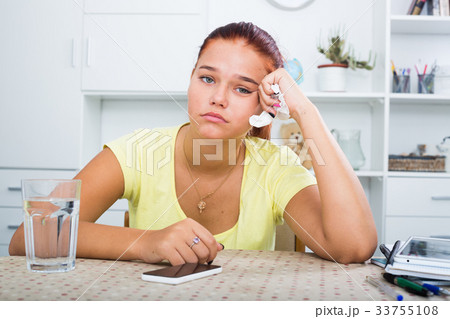 sad girl phone 33755108