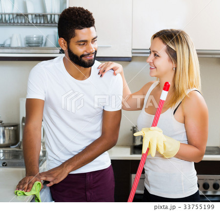 Couple cleaning in the kitchen Couple cleaning in the kitchen 33755199