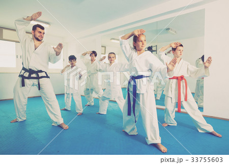 Trainer is training children Trainer is training children 33755603