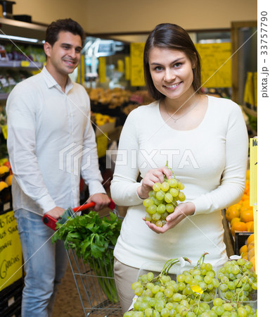 Young spouses choosing fruits 33757790