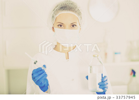 Nurse making injection 33757945